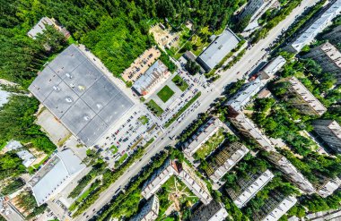 Kesişen yollar, evler, binalar, parklar ve otoparklar olan havacılık şehri manzarası. Güneşli yaz panoramik resmi