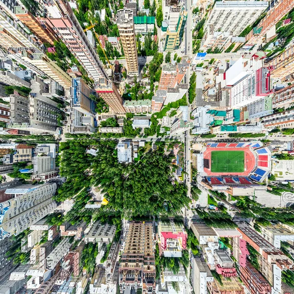 Kesişen yollar, evler, binalar, parklar ve otoparklar olan havacılık şehri manzarası. Güneşli yaz panoramik resmi — Stok fotoğraf