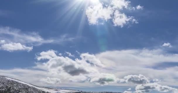 Tidshorisont af cloudscape bag af bjergene top. Sne, sten, klipper og dyb blå himmel. Høj højde. – Stock-video
