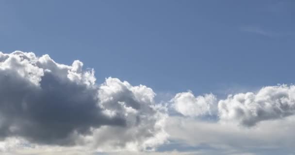 Lapso de tempo de paisagem nublada atrás do topo das montanhas. Neve, pedras, penhascos e céu azul profundo. Alta altitude. — Vídeo de Stock