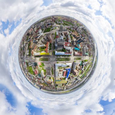 Kesişen yollar ve yollar olan havacılık şehri manzarası, binalar. Helikopter vuruldu. Panoramik resim.