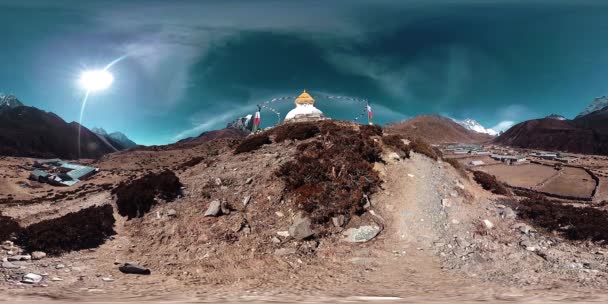 4K VR von Dingboche und dem Dorf Pheriche in Nepal, Ausgangspunkt des ewigsten Basislagers. Die EBC. Buddhistische Stupa auf dem Berg. — Stockvideo