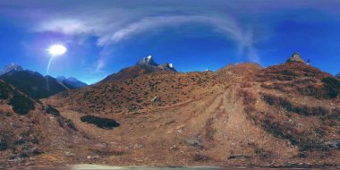 Nepal 'deki Dingboche ve Pheriche köyünün 4K VR' si, Everest ana kamp alanının temel noktası. EBC. Dağdaki Budist aptallığı..