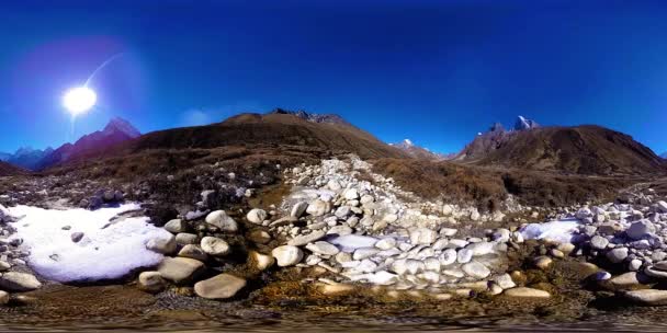 4K VR van Dingboche en Pheriche dorp in Nepal, basispunt van de zwaarste basiskamp track. Bloedbeeld. Boeddhistische stoepa op de berg. — Stockvideo