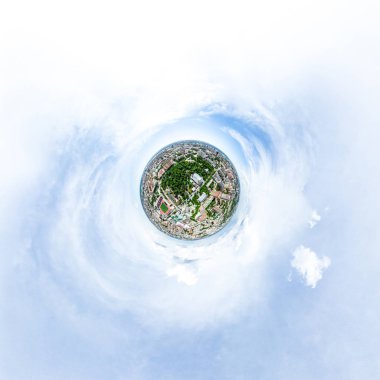 Kesişen yollar, evler, binalar, parklar ve otoparklar olan havacılık şehri manzarası. Güneşli yaz panoramik resmi