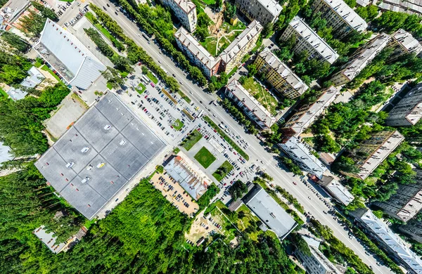 Kesişen yollar, evler, binalar, parklar ve otoparklar olan havacılık şehri manzarası. Güneşli yaz panoramik resmi — Stok fotoğraf