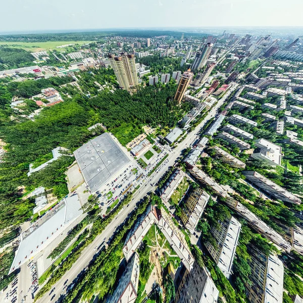 Uitzicht op de stad vanuit de lucht met kruispunten en wegen, huizen, gebouwen, parken en parkeerplaatsen. Zonnige zomer panoramisch beeld — Stockfoto