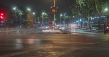 Sokak kavşağında gece trafiğinin aşırı hızlanması. Arabaların ve motorsikletlerin hareket zamanı.