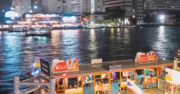 チャオプラヤ川の港マハラジとフェリーエリアのタイムラプス。バンコク,アジア,タイ, 2018年11月22日の夜の照明 — ストック動画