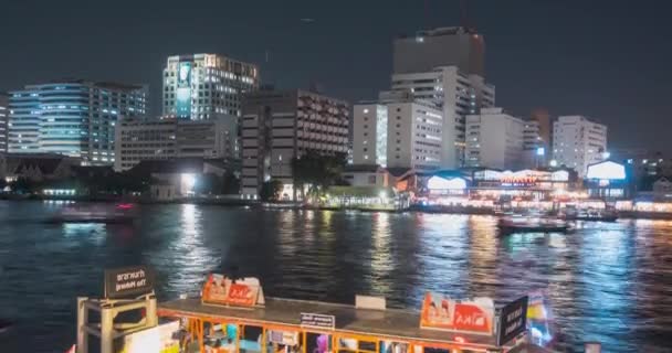 Včas přístav maharaj a trajektové oblasti na řece Chao Phraya. Noční osvětlení v Bangkoku, Asii, Thajsku, NOV 22, 2018 — Stock video