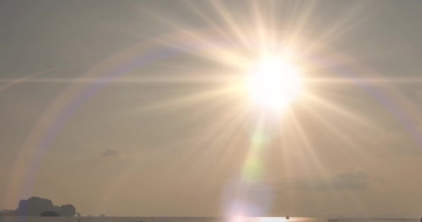 Zeitraffer von Lichtstrahlen über dem Meer oder Ozean bei Sonnenuntergang. Heißes Sommerwetter bei tropischem Wetter. Panoramabewegung. — Stockvideo