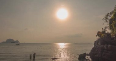 Gün batımında deniz ya da okyanus üzerinde ışık hızının artması. Tropik iklimde sıcak yaz havası. Panoramik hareket.