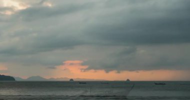 Gün batımında deniz ya da okyanus üzerinde ışık hızının artması. Tropik iklimde sıcak yaz havası. Panoramik hareket.