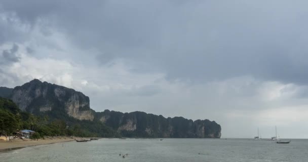 Zeitraffer von Regenwolken über Strand und Meereslandschaft mit Booten. Tropischer Sturm im Ozean. — Stockvideo