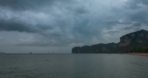 Zeitraffer von Regenwolken über Strand und Meereslandschaft mit Booten. Tropischer Sturm im Ozean. — Stockvideo