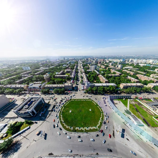 Vista aérea de la ciudad con encrucijadas y caminos, alberga edificios. Disparo de helicóptero. Imagen panorámica. — Foto de Stock