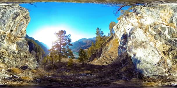 VR de una escena de montaña en la época soleada de otoño. Montañas salvajes, pinos y enormes rocas . — Vídeo de stock