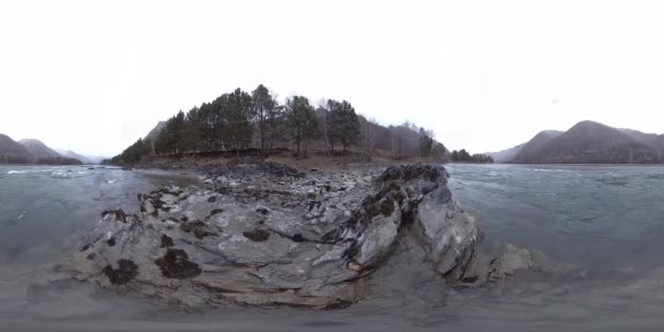 VR di un bellissimo fiume di montagna nel tardo autunno. Parco nazionale, prato, riva del fiume nel giorno coperto. — Video Stock