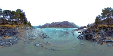 Sonbaharın sonlarında güzel bir dağ nehrinin görüntüsü. Ulusal park, çayır, bulutlu bir günde nehir kıyısı.