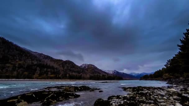 Time lapse shot of a river near mountain forest. Huge rocks and fast clouds movenings. — Stock Video