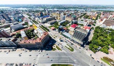 Yolları, evleri ve binaları olan havacılık şehri manzarası.