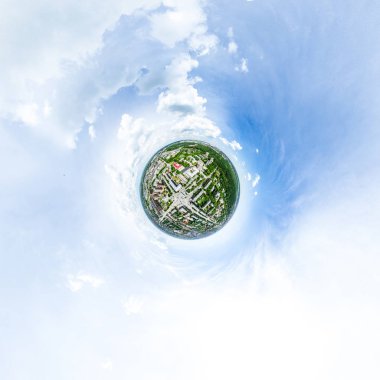 Kesişen yollar, evler, binalar, parklar ve otoparklar olan havacılık şehri manzarası. Güneşli yaz panoramik resmi