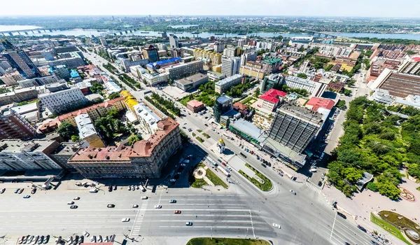 Yolları, evleri ve binaları olan havacılık şehri manzarası.