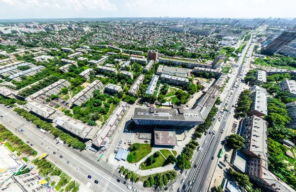 Vista aérea de la ciudad con encrucijadas y caminos, casas, edificios, parques y estacionamientos. Imagen panorámica soleada de verano —  Fotos de Stock