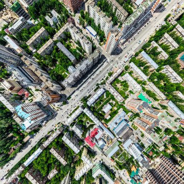 Kesişen yollar, evler, binalar, parklar ve otoparklar olan havacılık şehri manzarası. Güneşli yaz panoramik resmi