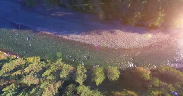 Tiefflug über frischen schnellen Gebirgsfluss mit Felsen an sonnigem Sommermorgen. — Stockvideo