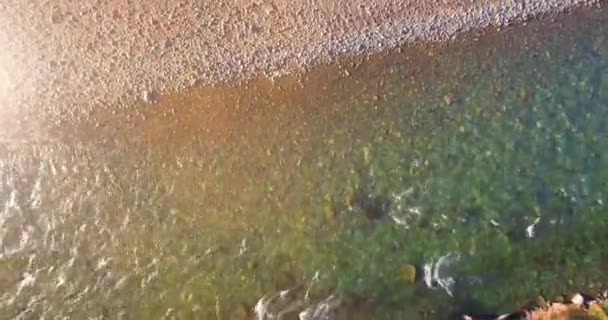 Vuelo de baja altitud sobre el río fresco de montaña rápida con rocas en la soleada mañana de verano. — Vídeo de stock