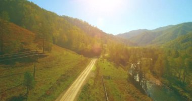 Güneşli yaz sabahında kayalarla birlikte taze, hızlı dağ nehri üzerinde alçak irtifa uçuşu..