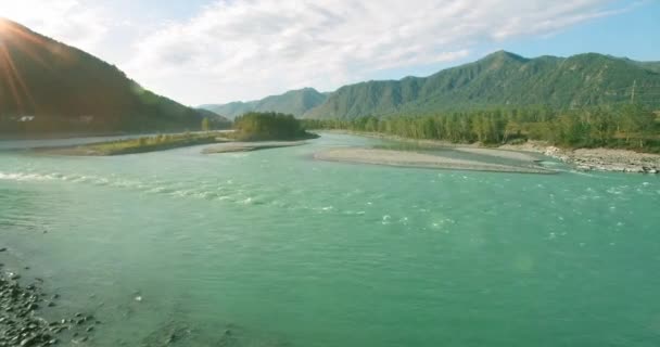 Vuelo de baja altitud sobre el río fresco de montaña rápida con rocas en la soleada mañana de verano. — Vídeos de Stock