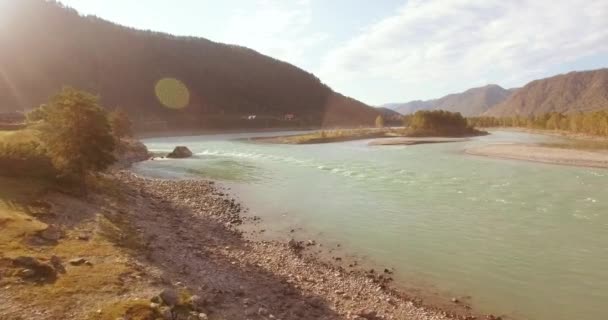 Vuelo de baja altitud sobre el río fresco de montaña rápida con rocas en la soleada mañana de verano. — Vídeos de Stock