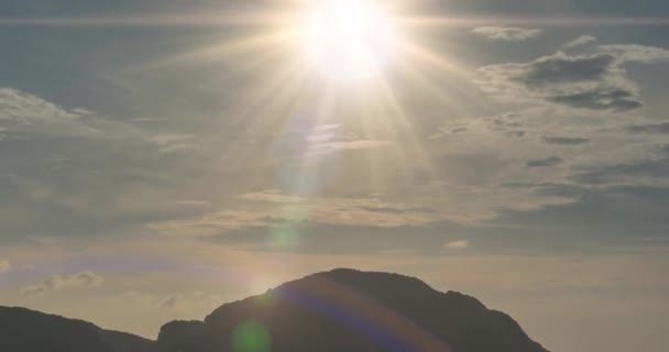 ピピ島の素晴らしい湾の上の日の雲の時間経過ボートと島の風景。アンダマン海のラグーン. — ストック動画