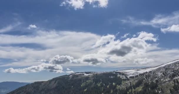 Dağların arkasındaki bulutların zaman çizelgesi. Kar, kayalar, uçurumlar ve derin mavi gökyüzü. Yüksek irtifa. — Stok video