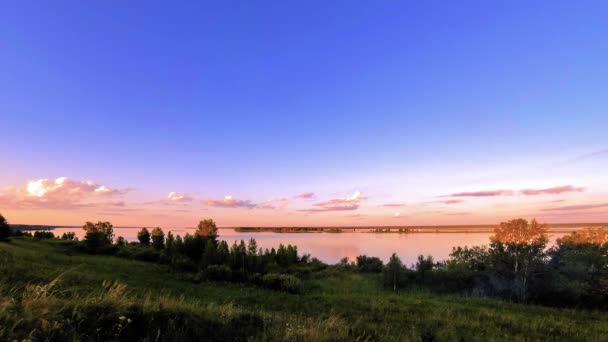 Ocean Bank e grama prado timelapse no verão ou no outono. Natureza selvagem, costa marítima e campo rural . — Vídeo de Stock