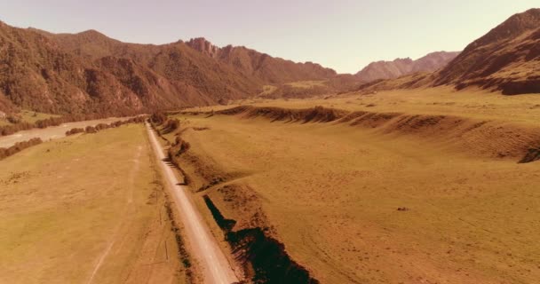 Camino de montaña rural aéreo y prado en la soleada mañana de verano. Autopista del asfalto y río. — Vídeo de stock