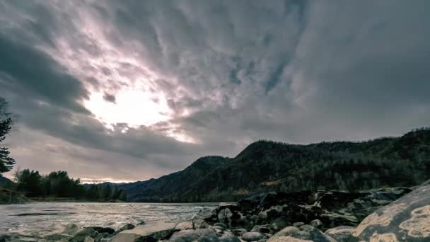 Tiro de lapso de tiempo de un río cerca del bosque de montaña. Grandes rocas y veladas de nubes rápidas. Movimiento deslizante horizontal — Vídeo de stock