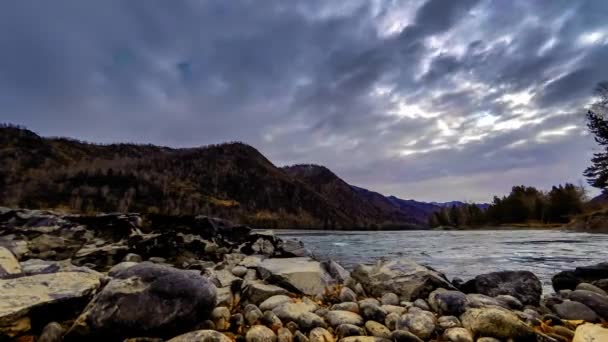 Plan temporel d'une rivière près de la forêt de montagne. D'énormes rochers et des nuages rapides se déplacent. Mouvement horizontal du curseur — Video