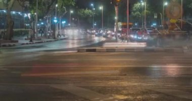 Sokak kavşağında gece trafiğinin aşırı hızlanması. Arabaların ve motorsikletlerin hareket zamanı.