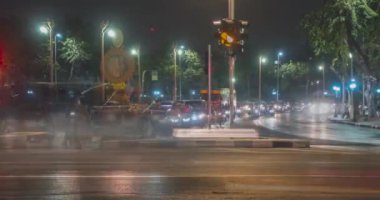 Sokak kavşağında gece trafiğinin aşırı hızlanması. Arabaların ve motorsikletlerin hareket zamanı.