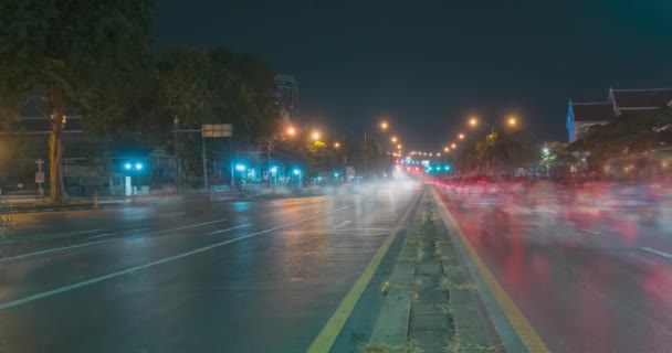 Sokak kavşağında gece trafiğinin aşırı hızlanması. Arabaların ve motorsikletlerin hareket zamanı. — Stok video