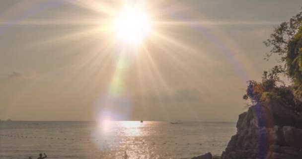 Caducidad de los rayos de luz sobre el mar o el océano al atardecer. Tiempo caluroso de verano en tropical. Movimiento panorámico. — Vídeos de Stock