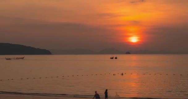 Caducidad de los rayos de luz sobre el mar o el océano al atardecer. Tiempo caluroso de verano en tropical. Movimiento panorámico. — Vídeos de Stock