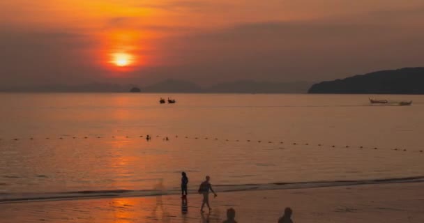 Tempo-lapso de raios de luz sobre o mar ou oceano ao pôr-do-sol. Tempo quente de verão em tropical. Movimento panorâmico. — Vídeo de Stock