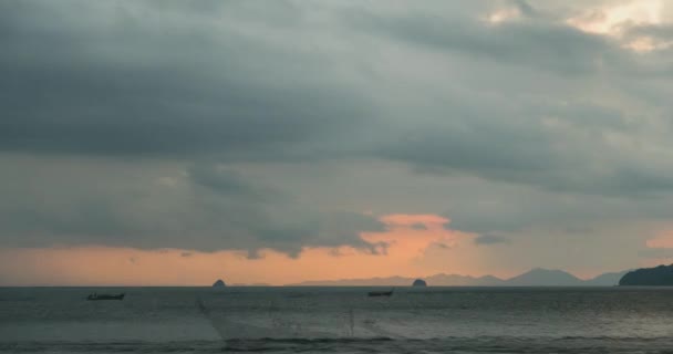 해 가 지면 바다나 바다 위로 빛을 저속 촬영하는 것입니다. 열 대 지방의 더운 여름 날씨입니다. 파노라마의 움직임. — 비디오