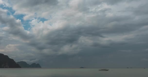 Проміжок часу дощових хмар над пляжем і морським пейзажем з човнами. Тропічна буря в океані . — стокове відео