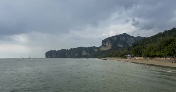 Zeitraffer von Regenwolken über Strand und Meereslandschaft mit Booten. Tropischer Sturm im Ozean. — Stockvideo