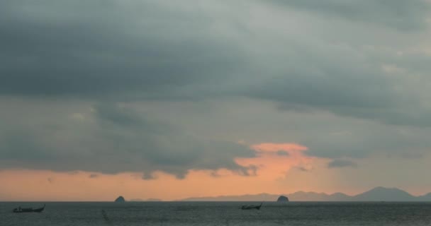 Tijdsverloop van lichtstralen over zee of oceaan bij zonsondergang. Heet zomerweer bij tropisch weer. Panoramische beweging. — Stockvideo